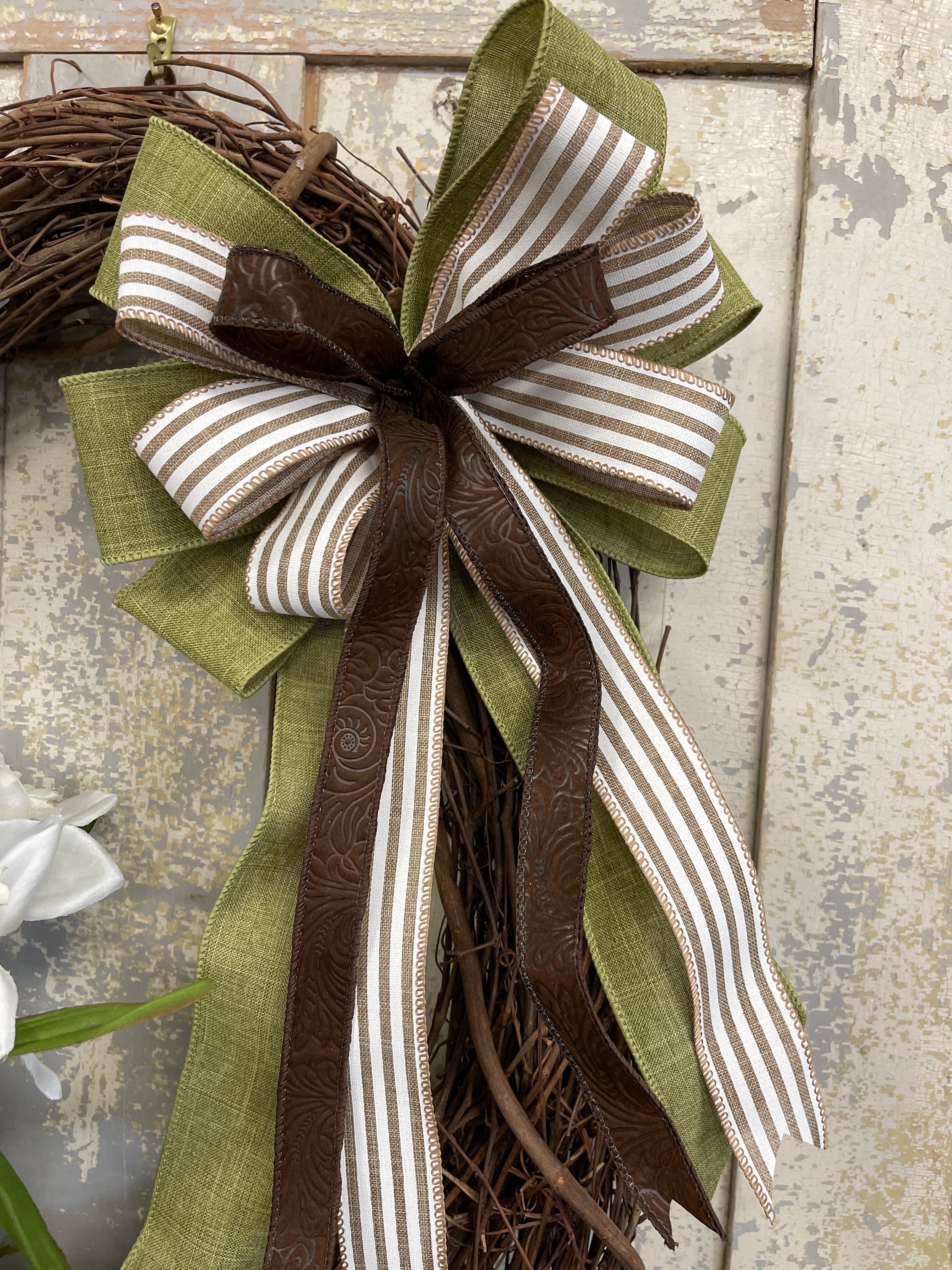 White Daffodil Grapevine Wreath with Bow