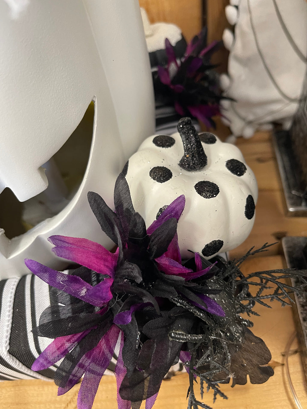 B/O White Pumpkin Halloween Arrangement